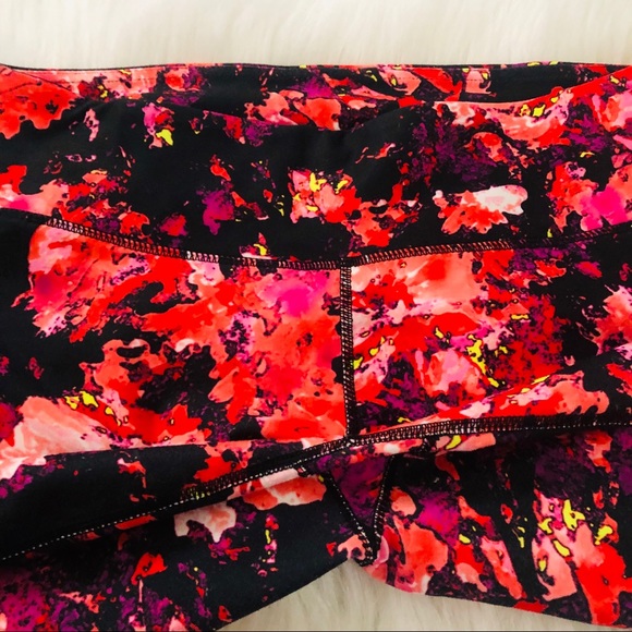 Fabletics Mid-Rise Printed Powerhold Capri pants - Picture 3 of 5